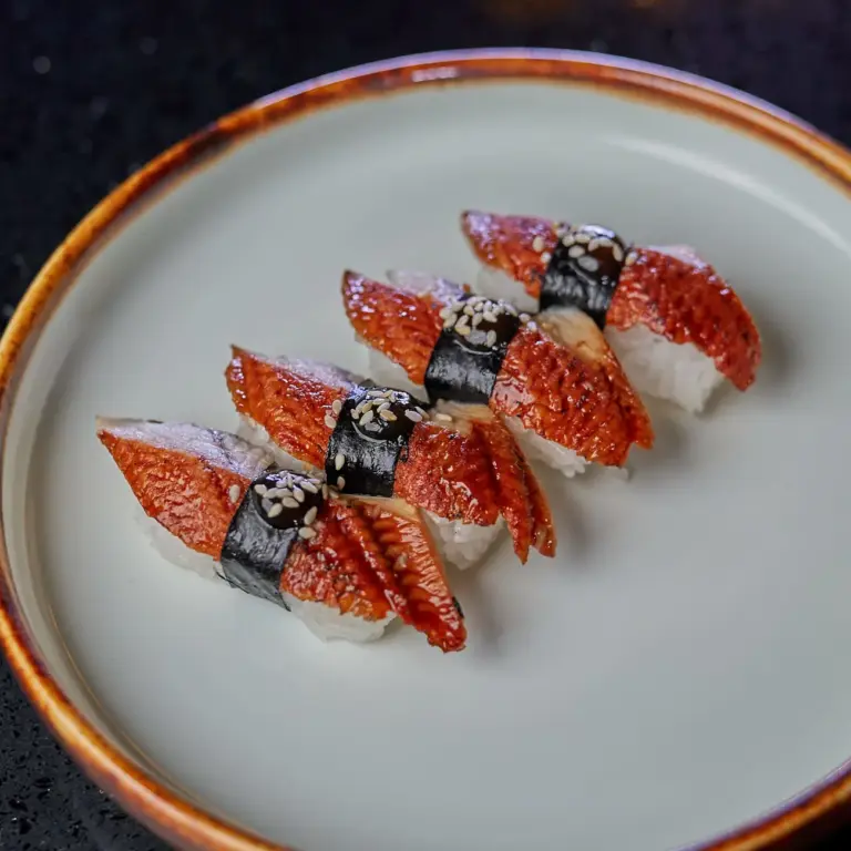 Eel_Nigiri_molodost_asian_food_dubai