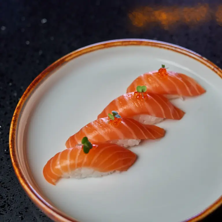 Salmon_Nigiri_molodost_restaurant_asian_food