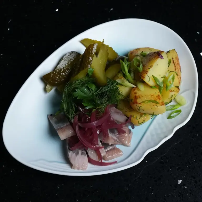 herring_fish_with_potato_restaurant_molodost