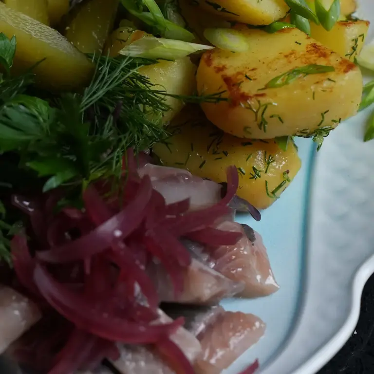 herring_fish_with_potato_restaurant_molodost