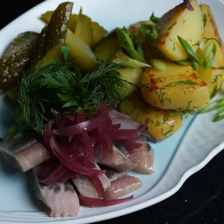 herring_fish_with_potato_restaurant_molodost
