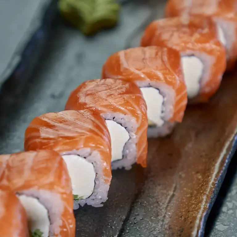molodost_dubai_sushi rolls_philadelphia
