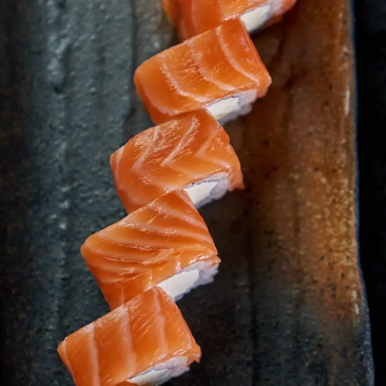molodost_dubai_sushi rolls_philadelphia