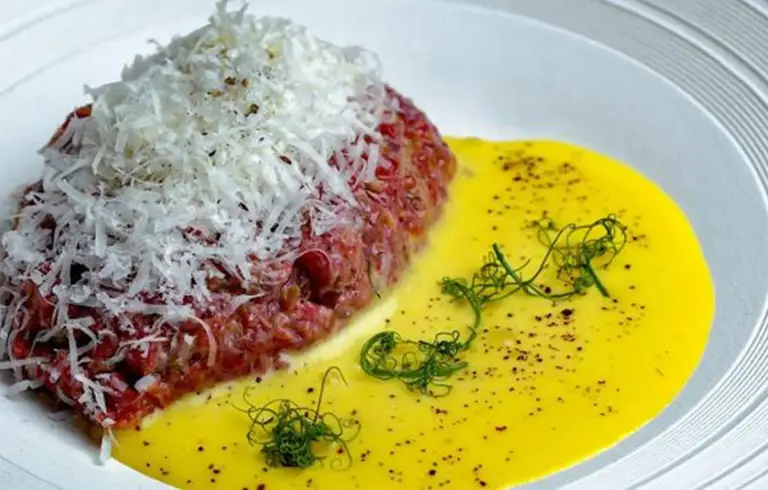 Beef Tartare with Béarnaise Sauce