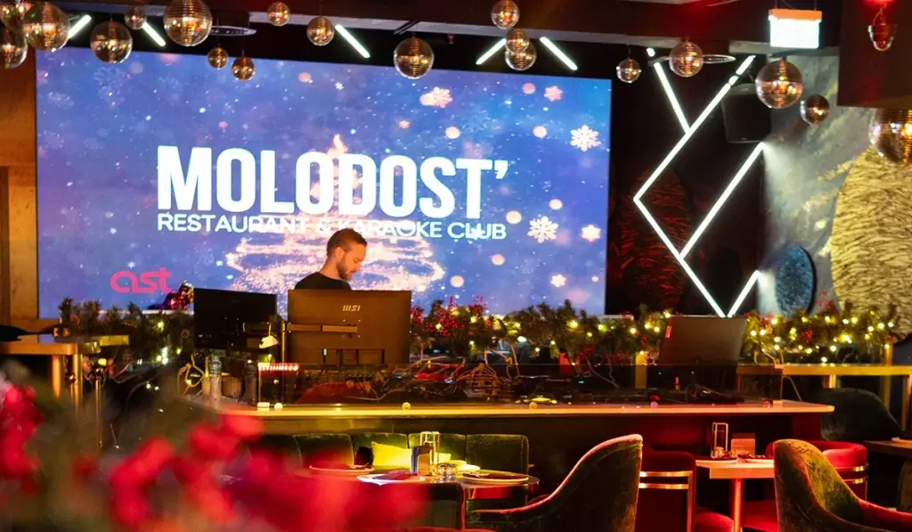 Balancing Dining and Entertainment